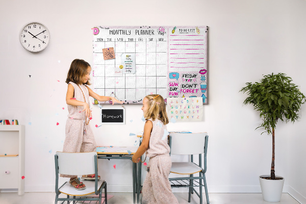 Korktafel bunter Monatsplaner mit Motiven