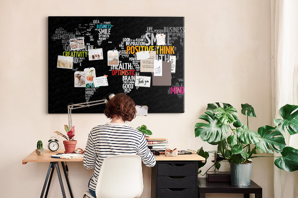 Weltkarte mit Korkrückwand mit motivierenden Slogans