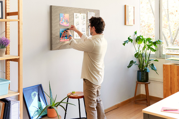 Bild mit Korkrückwand zarte Linien in Beigetönen