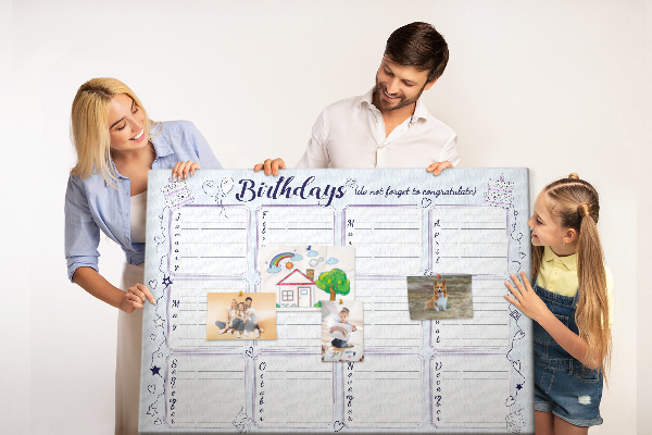 Korktafel Geburtstagskalender mit farbigen Akzenten