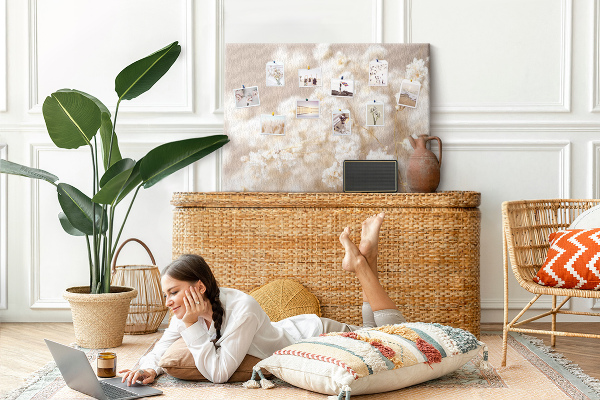 Kork-Pinnwand mit Motiv zarte weiße Blüten auf neutralem Hintergrund