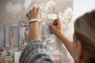 Kork-Pinnwand mit Motiv zarte weiße Blüten auf neutralem Hintergrund