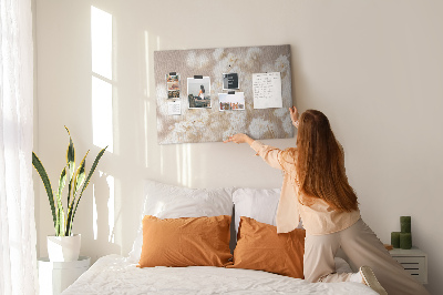 Kork-Pinnwand mit Motiv zarte weiße Blüten auf neutralem Hintergrund