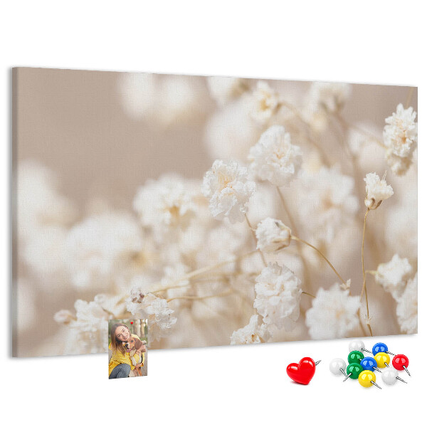 Kork-Pinnwand mit Motiv zarte weiße Blüten auf neutralem Hintergrund