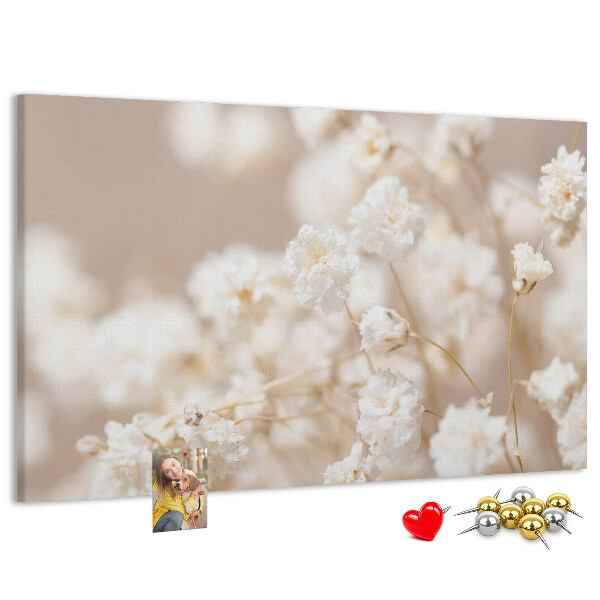 Kork-Pinnwand mit Motiv zarte weiße Blüten auf neutralem Hintergrund