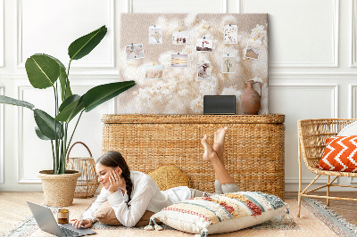 Kork-Pinnwand mit Motiv zarte weiße Blüten auf neutralem Hintergrund