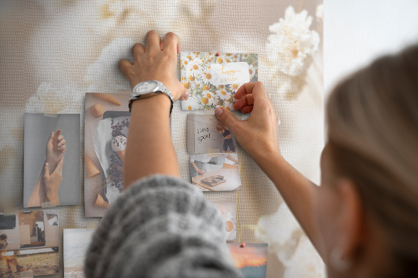 Kork-Pinnwand mit Motiv zarte weiße Blüten auf neutralem Hintergrund