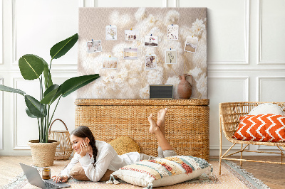 Kork-Pinnwand mit Motiv zarte weiße Blüten auf neutralem Hintergrund
