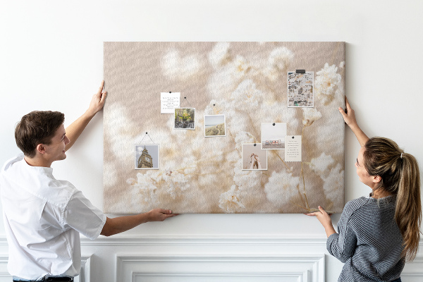 Kork-Pinnwand mit Motiv zarte weiße Blüten auf neutralem Hintergrund
