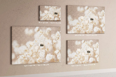 Kork-Pinnwand mit Motiv zarte weiße Blüten auf neutralem Hintergrund