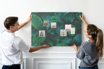 Korkbild mit tropischen Blättern auf dunklem Hintergrund