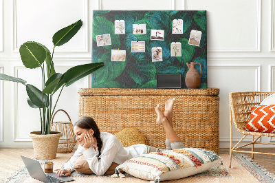 Korkbild mit tropischen Blättern auf dunklem Hintergrund