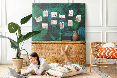Korkbild mit tropischen Blättern auf dunklem Hintergrund
