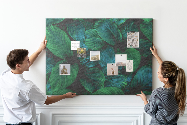 Korkbild mit tropischen Blättern auf dunklem Hintergrund