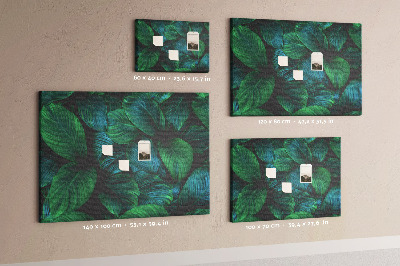 Korkbild mit tropischen Blättern auf dunklem Hintergrund