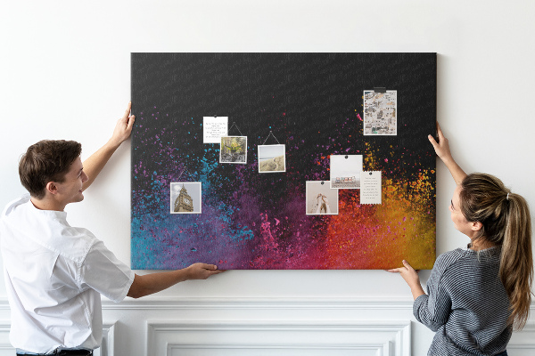 Bild mit Korkrückwand eine Farbexplosion auf schwarzem Hintergrund