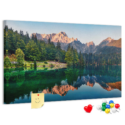 Kork-Pinnwand mit Berglandschaft und See-Spiegelung