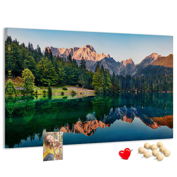 Kork-Pinnwand mit Berglandschaft und See-Spiegelung