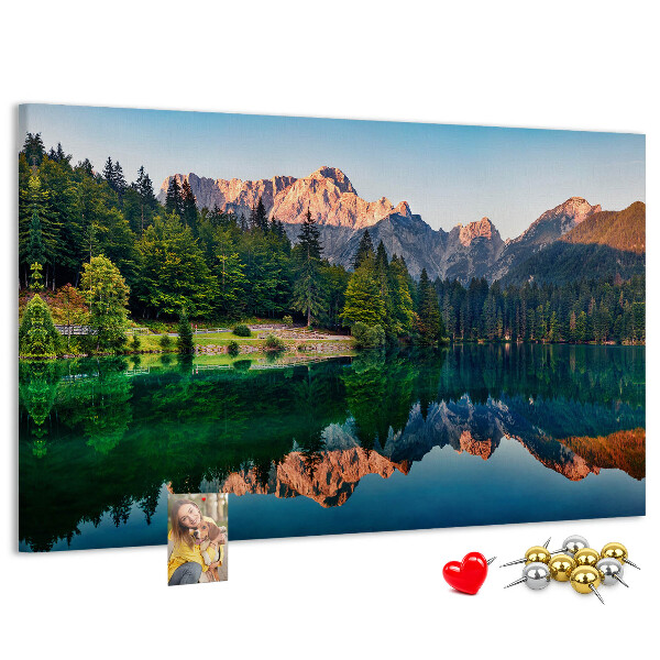 Kork-Pinnwand mit Berglandschaft und See-Spiegelung