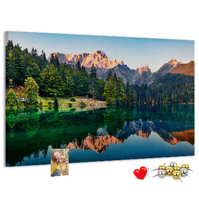 Kork-Pinnwand mit Berglandschaft und See-Spiegelung