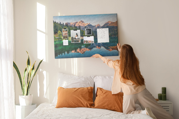 Kork-Pinnwand mit Berglandschaft und See-Spiegelung