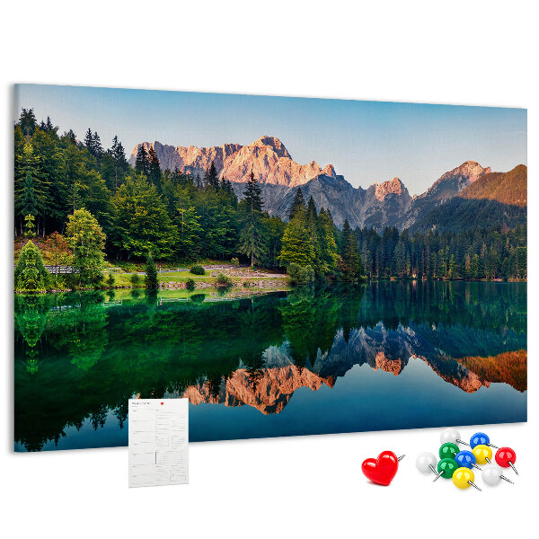 Kork-Pinnwand mit Berglandschaft und See-Spiegelung