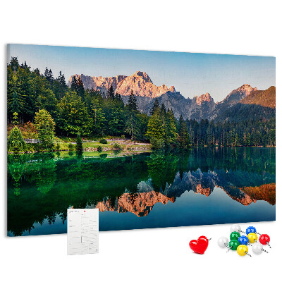 Kork-Pinnwand mit Berglandschaft und See-Spiegelung