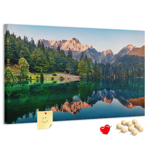 Kork-Pinnwand mit Berglandschaft und See-Spiegelung