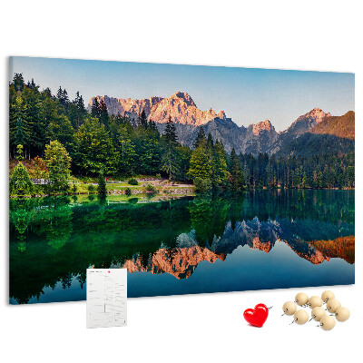 Kork-Pinnwand mit Berglandschaft und See-Spiegelung