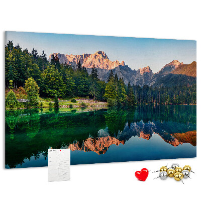 Kork-Pinnwand mit Berglandschaft und See-Spiegelung