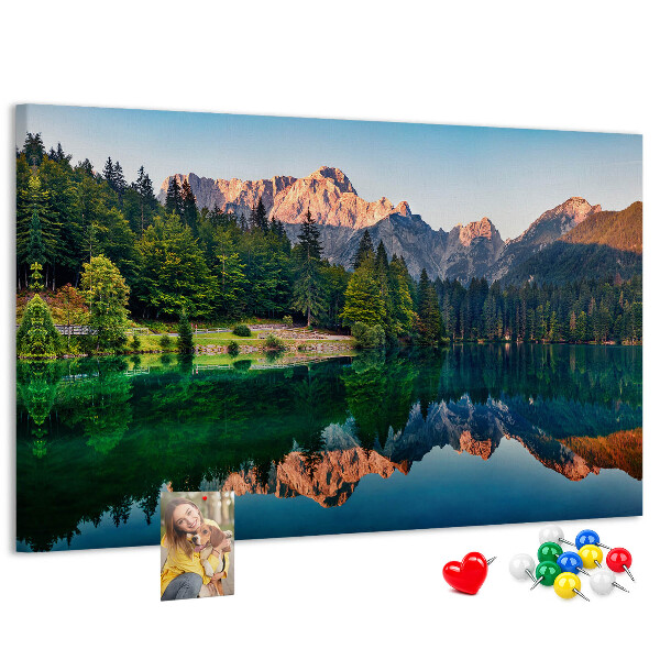 Kork-Pinnwand mit Berglandschaft und See-Spiegelung