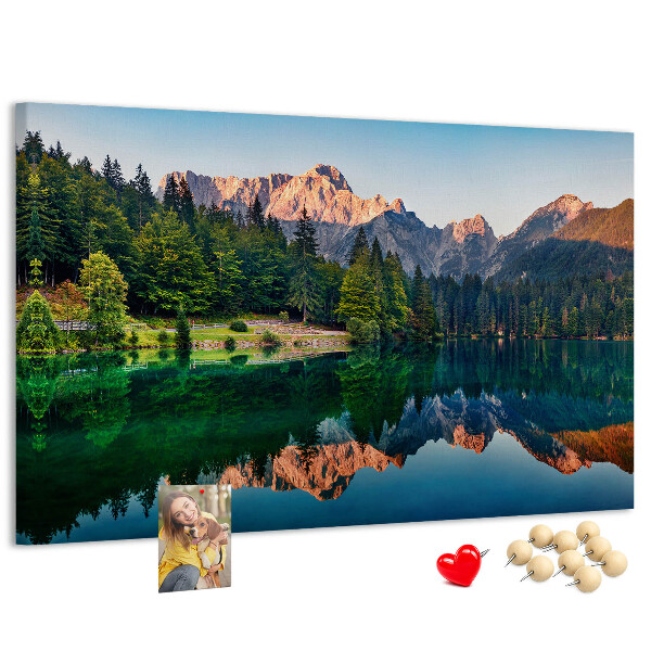 Kork-Pinnwand mit Berglandschaft und See-Spiegelung