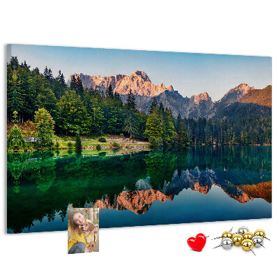 Kork-Pinnwand mit Berglandschaft und See-Spiegelung