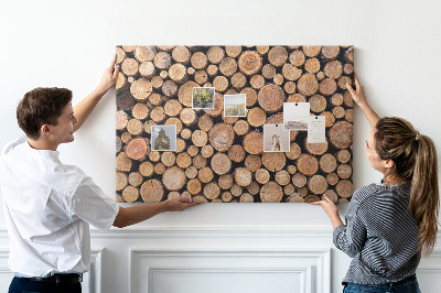 Korktafel mit kreisförmigem Muster aus natürlichen Baumstämmen