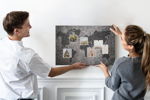 Weltkarte mit Korkrückwand in Grautönen