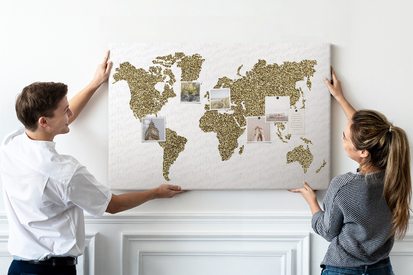 Weltkarte mit Korkrückwand goldenes Design auf weißem Hintergrund