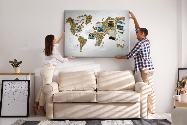 Weltkarte mit Korkrückwand goldenes Design auf weißem Hintergrund