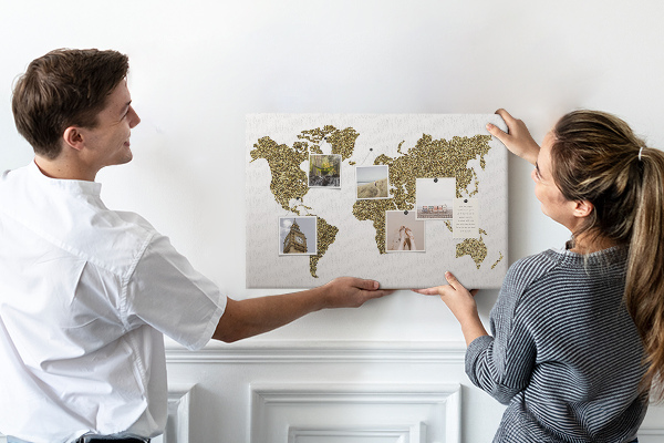 Weltkarte mit Korkrückwand goldenes Design auf weißem Hintergrund