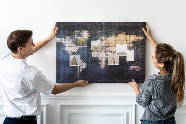 Korktafel mit stilisierter, pixeliger Weltkarte