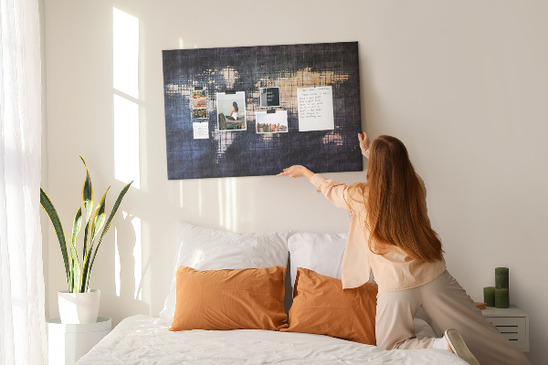 Korktafel mit stilisierter, pixeliger Weltkarte