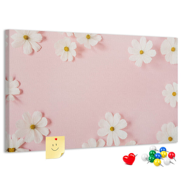 Kork-Pinnwand mit Blumenmuster auf rosa Hintergrund