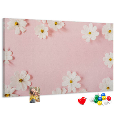 Kork-Pinnwand mit Blumenmuster auf rosa Hintergrund