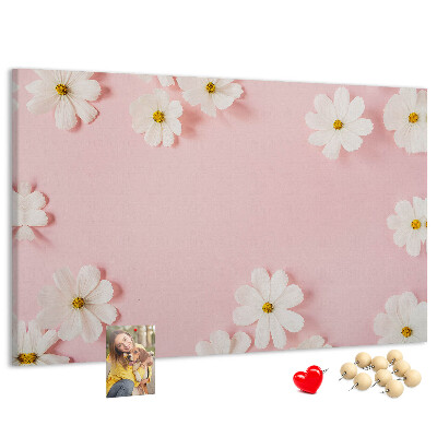 Kork-Pinnwand mit Blumenmuster auf rosa Hintergrund