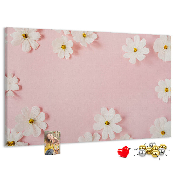 Kork-Pinnwand mit Blumenmuster auf rosa Hintergrund