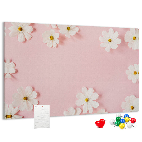 Kork-Pinnwand mit Blumenmuster auf rosa Hintergrund