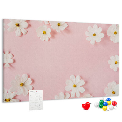 Kork-Pinnwand mit Blumenmuster auf rosa Hintergrund