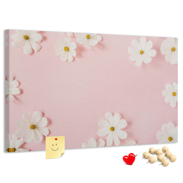 Kork-Pinnwand mit Blumenmuster auf rosa Hintergrund