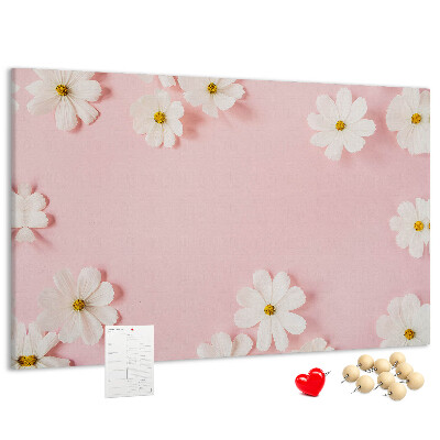 Kork-Pinnwand mit Blumenmuster auf rosa Hintergrund