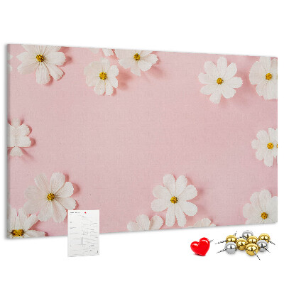 Kork-Pinnwand mit Blumenmuster auf rosa Hintergrund
