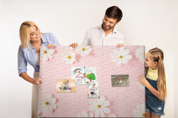 Kork-Pinnwand mit Blumenmuster auf rosa Hintergrund